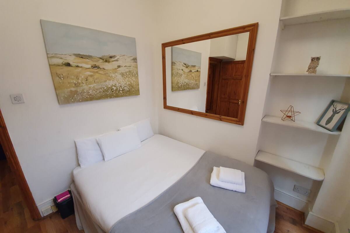 Iron/ironing board, free WiFi, bed sheets