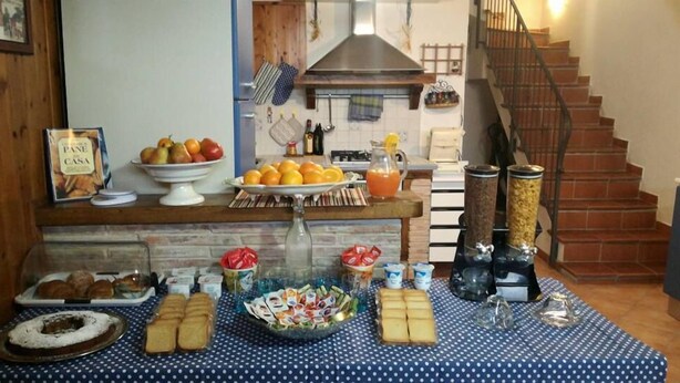 Un buffet de petit-déjeuner proposant une variété d'aliments et de boissons.