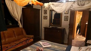 Une chambre à coucher avec un lit, un canapé, une commode et un miroir.