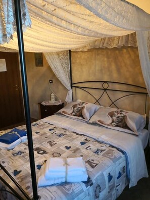 Double Room, Private Bathroom | Individually decorated, individually furnished, desk, laptop workspace - Il Castagneto (Camerino)