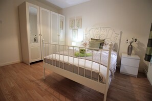 Basic-Apartment, 5 Schlafzimmer | Kostenloses WLAN, Bettwäsche