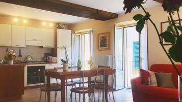 Familienapartment, 1 Schlafzimmer, Terrasse | Wohnzimmer | Flachbildfernseher