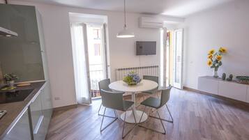 Design appartement, 1 slaapkamer, balkon | Woonruimte | Flatscreentelevisie