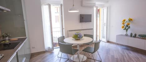 Design appartement, 1 slaapkamer, balkon | Woonruimte | Een flatscreentelevisie