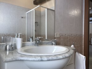 Family Apartment, 1 Bedroom, Terrace | Bathroom | Shower, rainfall showerhead, hair dryer, bidet - Appartamenti Meraviglia (Bellagio)