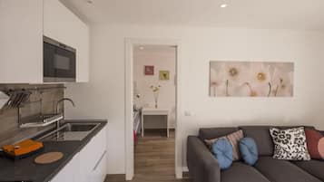 Panoramic-Apartment, 2 Schlafzimmer, Balkon, Seeblick | Wohnbereich | Flachbildfernseher