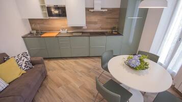 Design-Apartment, 1 Schlafzimmer, Balkon | Eigene Küche | Großer Kühlschrank, Mikrowelle, Herdplatte, Geschirrspüler