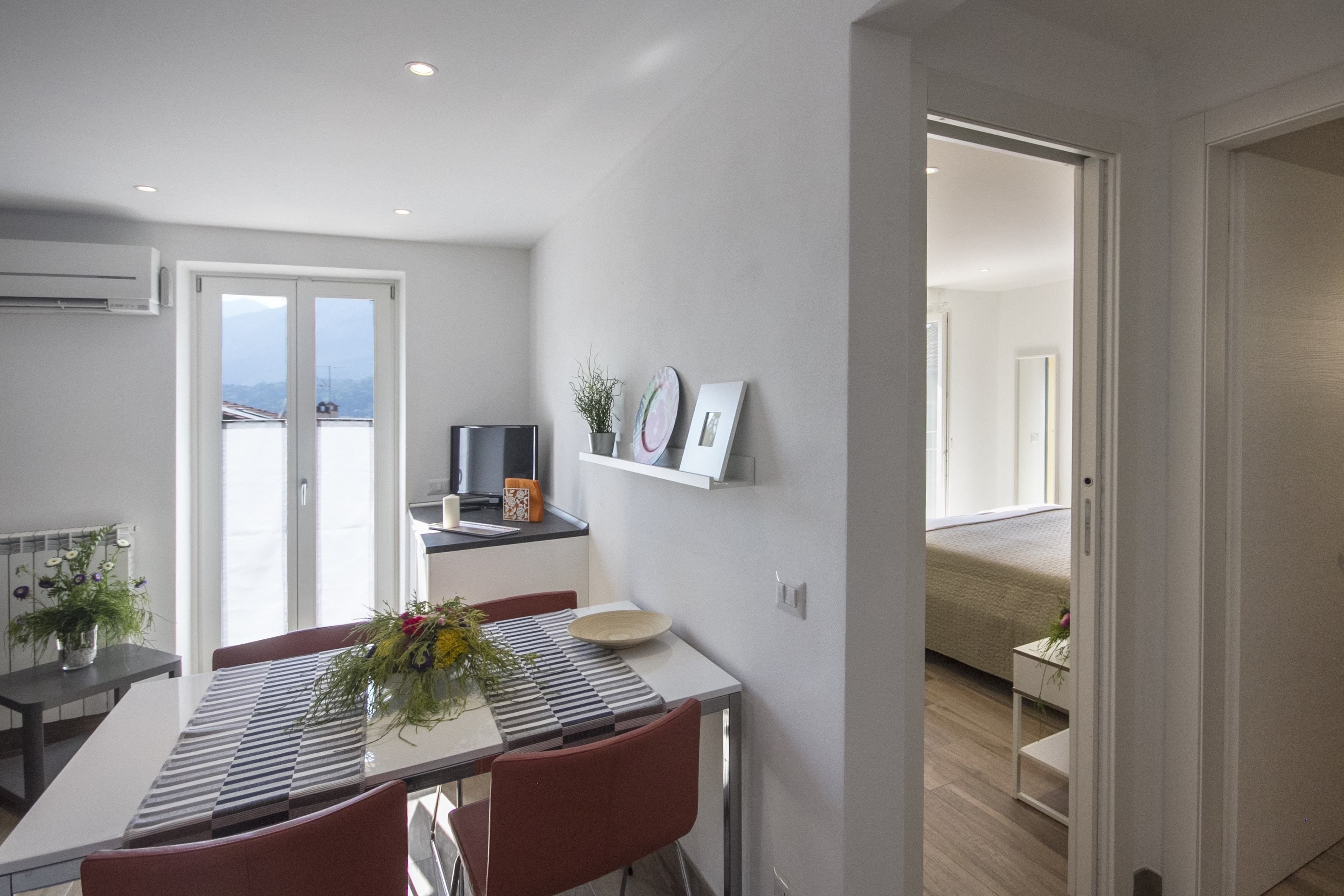 Panoramic-Apartment, 2 Schlafzimmer, Balkon, Seeblick | Essbereich im Zimmer