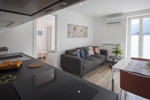 Panorama appartement, 2 slaapkamers, balkon, uitzicht op meer | Woonruimte | Een flatscreentelevisie