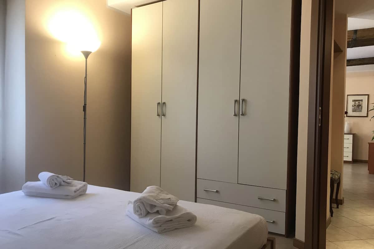 Ropa de cama hipoalergénica, escritorio y sistema de insonorización 