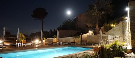 Piscine extérieure (ouverte en saison), chaises longues