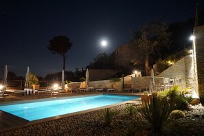 Piscine extérieure (ouverte en saison), chaises longues