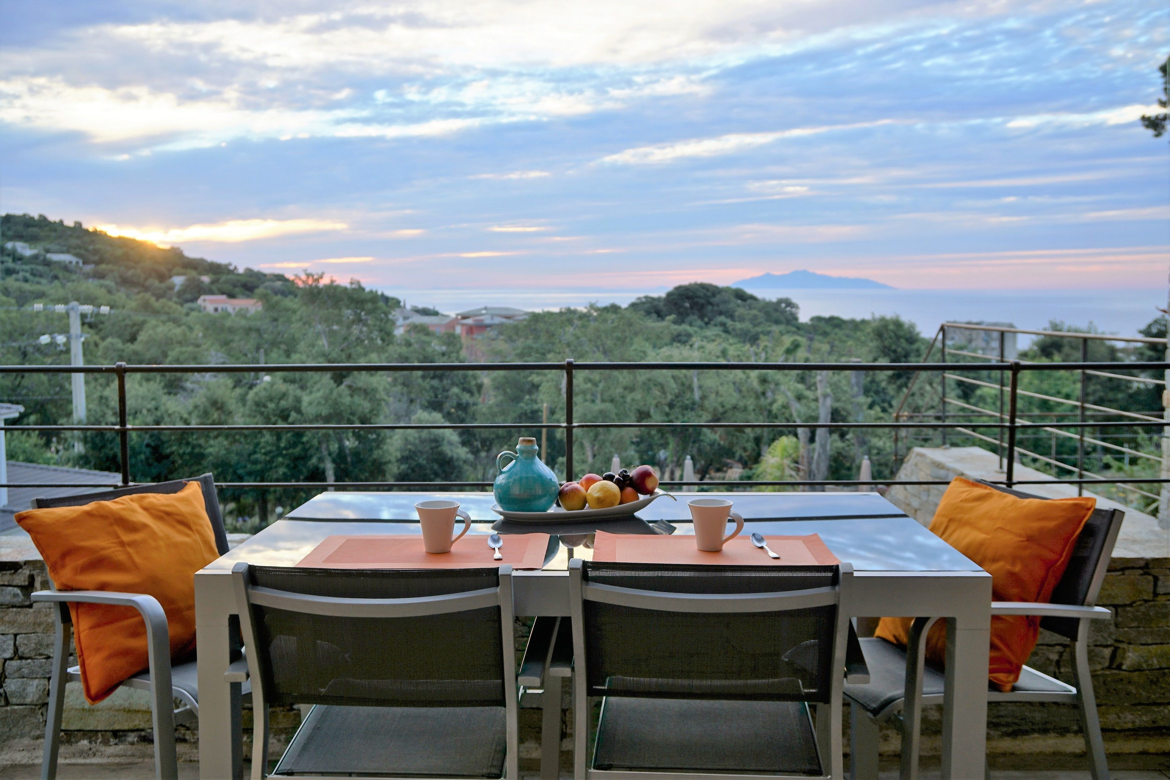 Daily continental breakfast (EUR 12 per person)