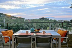 Tägliches kontinentales Frühstück (12 EUR pro Person)