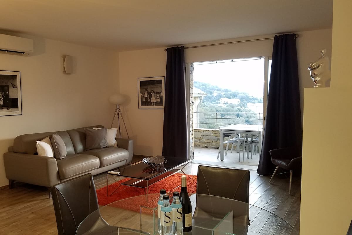 Dúplex, vista al mar (Orange) | Área de sala de estar | Televisión de pantalla plana