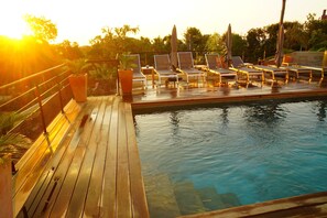 Seasonal outdoor pool, open 9:00 AM to 10:00 PM, pool loungers - Suites in Erbalunga (Brando)