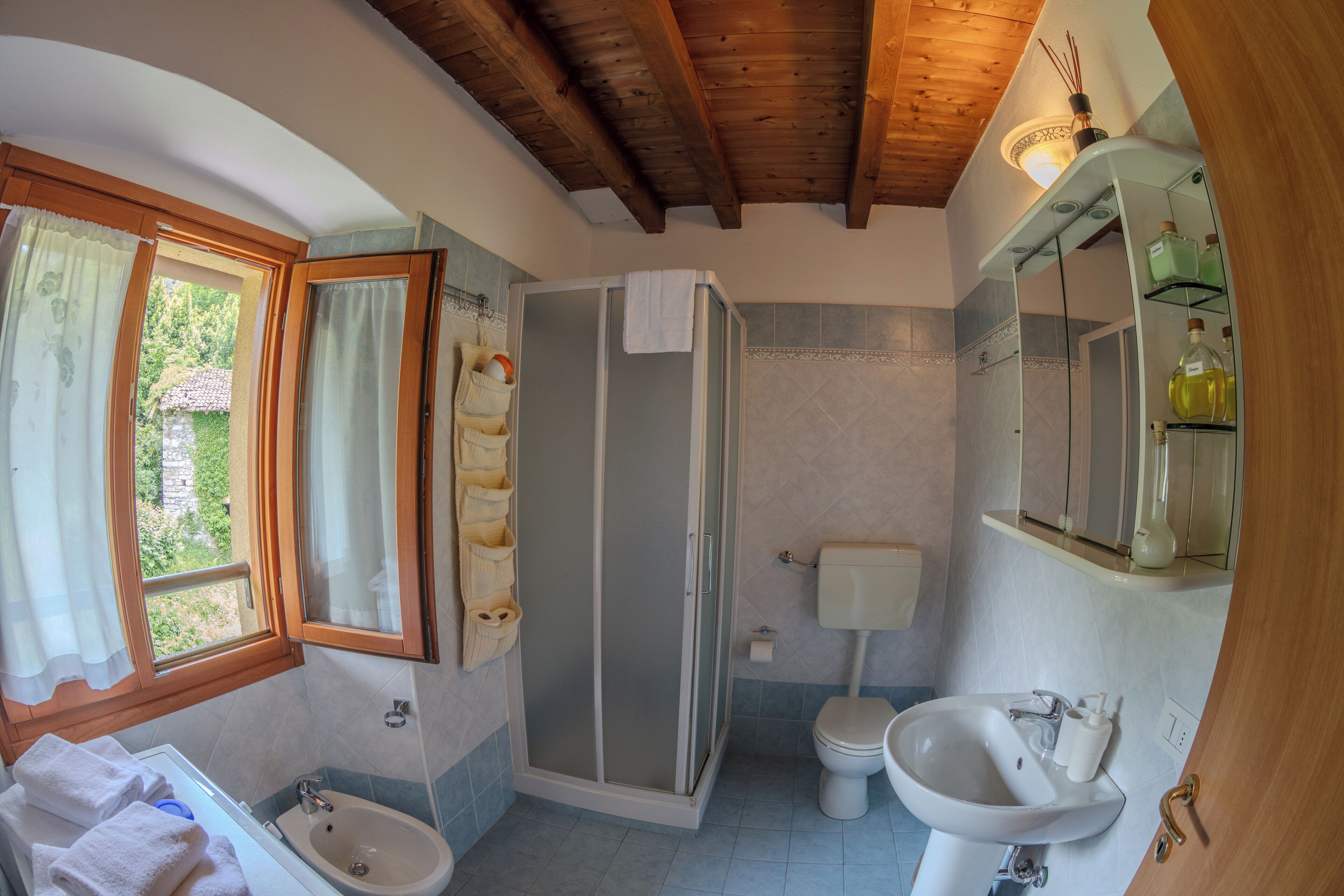 淋浴设施、大花洒淋浴喷头、吹风机、坐浴桶