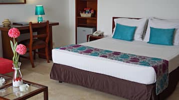 Minibar y escritorio