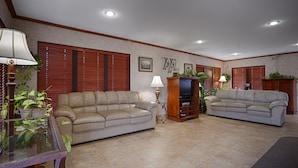 Living room - Red Coach Inn (Newton)