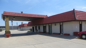 Exterior - Red Coach Inn (Newton)