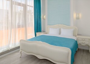 Luksusrom, sjøutsikt | Safe på rommet, blendingsgardiner, wi-fi (inkludert) og sengetøy