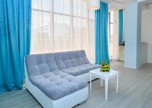 Luksusrom, sjøutsikt | Safe på rommet, blendingsgardiner, wi-fi (inkludert) og sengetøy