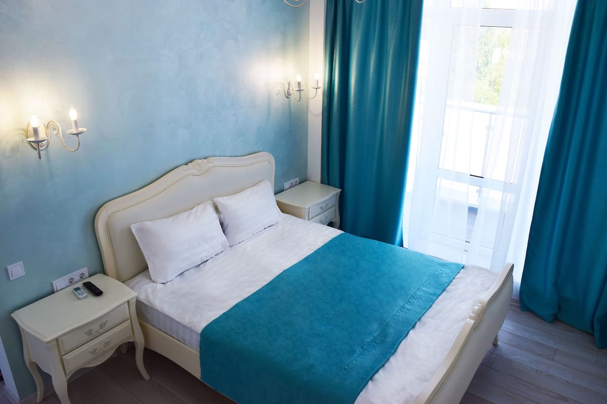 Junior Suite | In-room safe, blackout drapes, WiFi (free), bed sheets