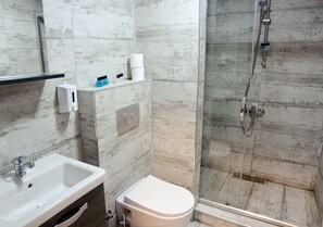 Suite familiar | Baño | Ducha, artículos de higiene personal gratuitos y secador de pelo