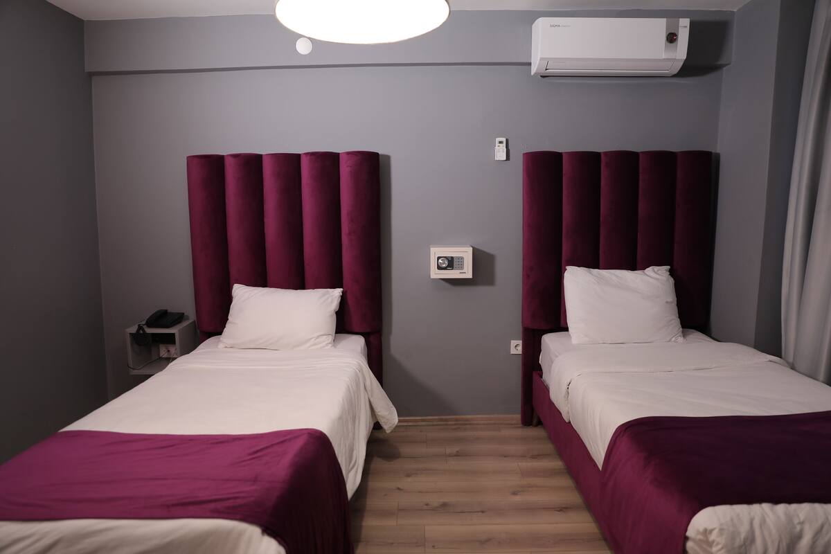 Chambre Deluxe avec lits jumeaux | 1 chambre, literie de qualité, coffre-fort, bureau