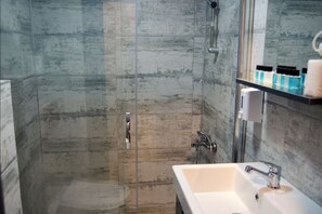 Deluxe Double Room | Bathroom | Shower, free toiletries, hair dryer, slippers - Class Suites Taxim (Istanbul)