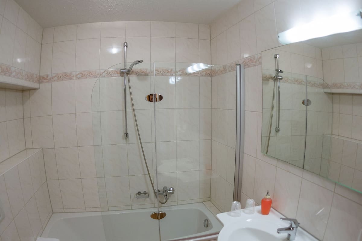 free toiletries, towels