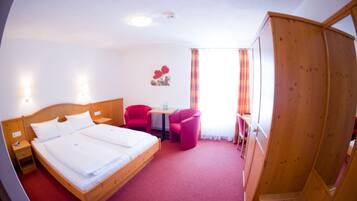 Schreibtisch, Verdunkelungsvorhänge, kostenloses WLAN, Bettwäsche