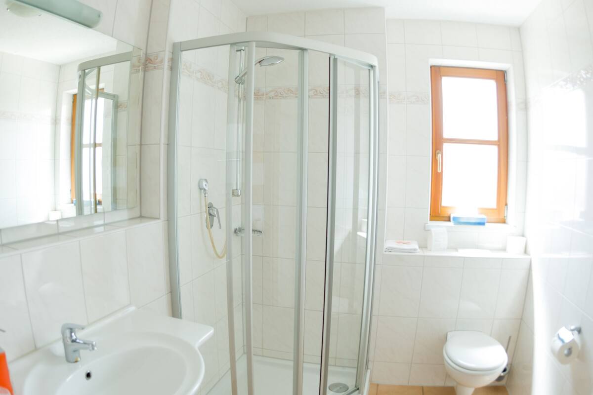 free toiletries, towels