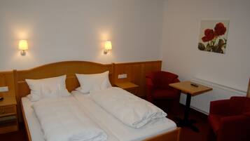 デスク、遮光カーテン、WiFi (無料)、ベッドシーツ