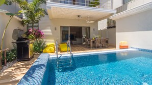 Zona de piscina con vista despejada, un patio con mobiliario exterior y un balcón con vistas a la piscina.