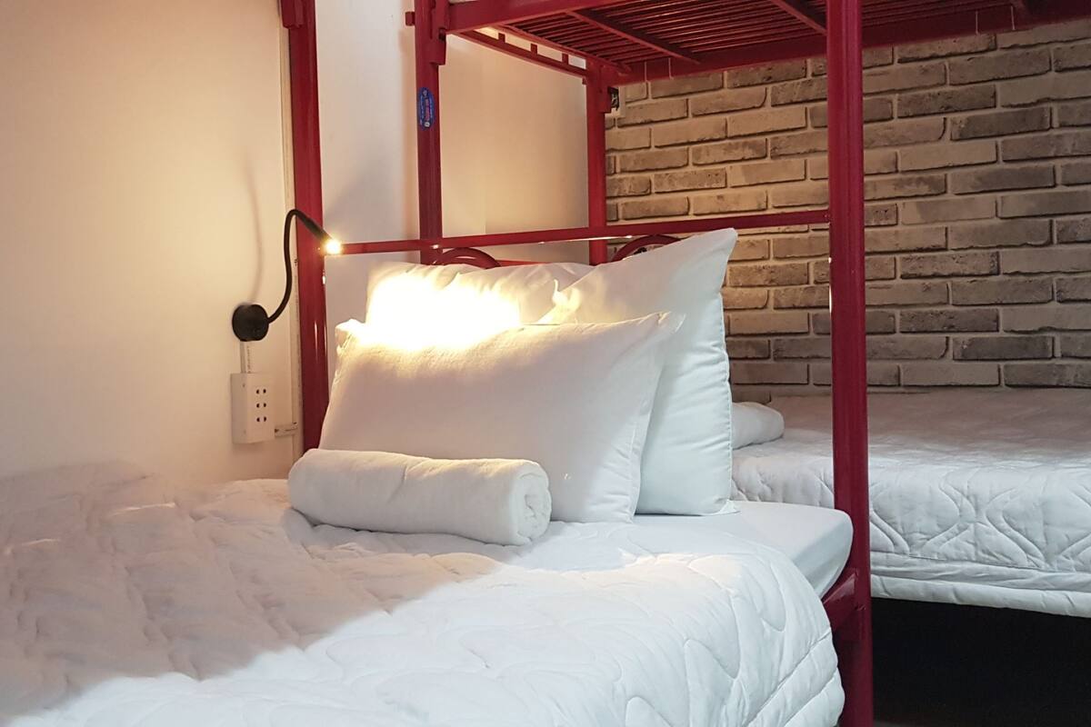 Tirai kedap cahaya, tempat tidur lipat/tambahan, dan Wi-Fi gratis