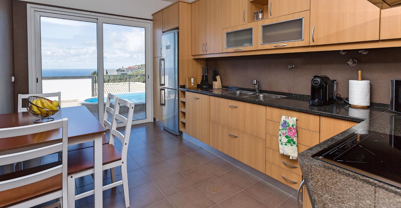 Full-sized fridge, microwave, stovetop, dishwasher