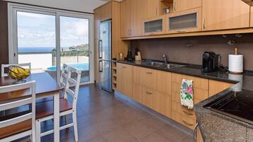 Full-sized fridge, microwave, stovetop, dishwasher