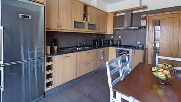 Full-sized fridge, microwave, stovetop, dishwasher