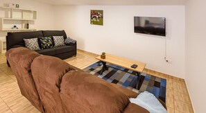 Villa, 3 habitaciones, alberca privada, vista al océano | Área de sala de estar | Televisión de pantalla plana