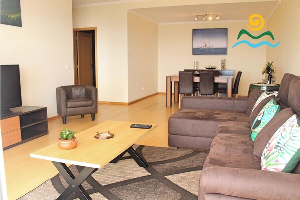 Villa, 3 habitaciones, alberca privada, vista al océano | Área de sala de estar | Televisión de pantalla plana