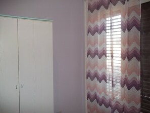 Chambre avec lits jumeaux, salle de bains commune | Bureau, literie fournie