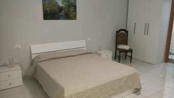 Quarto família, suíte | Escrivaninha, roupa de cama