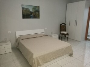 Familjerum - eget badrum | Skrivbord och sängkläder