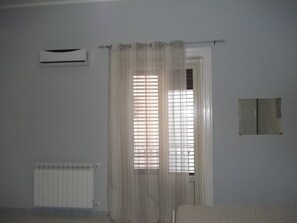 Chambre familiale, salle de bain attenante | Bureau, literie fournie