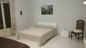 Quarto família, suíte | Escrivaninha, roupa de cama
