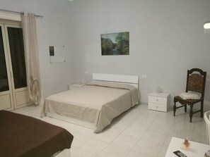 Desk, bed sheets - Stazione di Palermo affitti (Palermo)