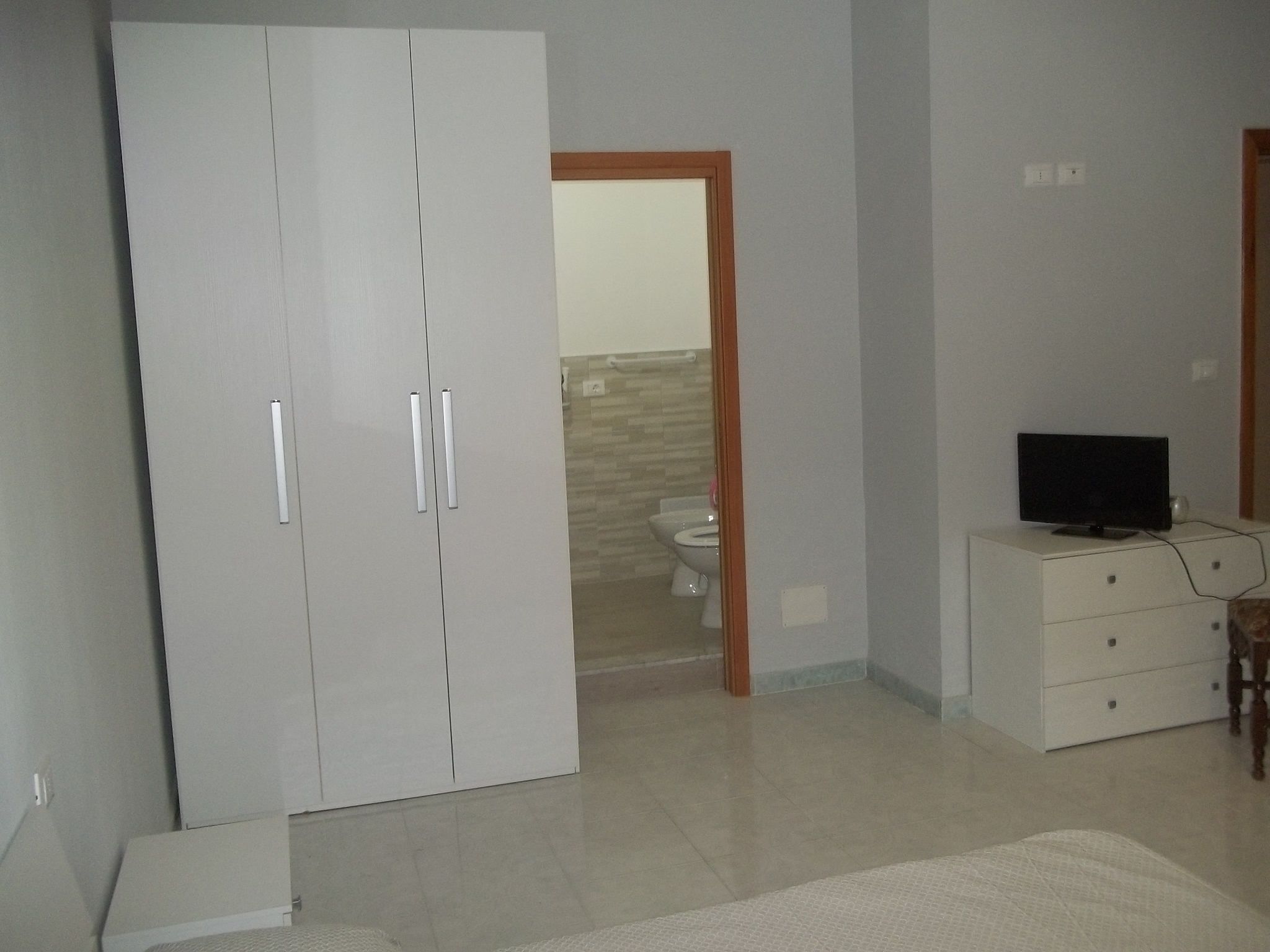 Quarto família, suíte | Escrivaninha, roupa de cama