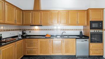 Full-sized fridge, microwave, oven, stovetop