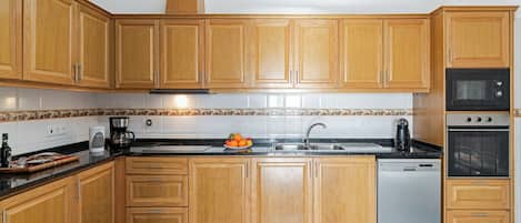 Full-size fridge, microwave, oven, stovetop